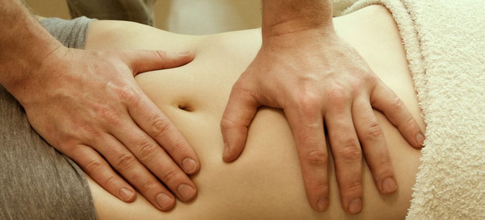 Pratique du Chi Nei Tsang, massage énergétique du ventre pour libérer les tensions.