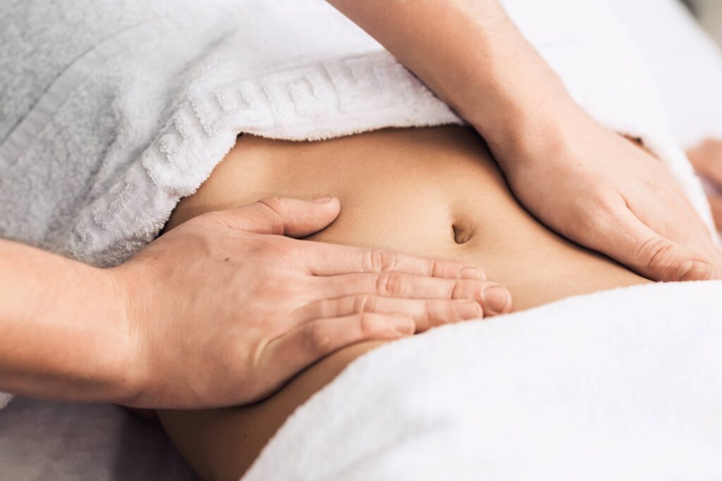 Détail d'un geste technique lors d'un soin Chi Nei Tsang (massage abdominal).